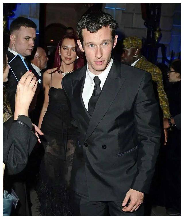 dua lipa高级感黑色透视裙搭配,街头亮相与男友,时尚实力不凡.