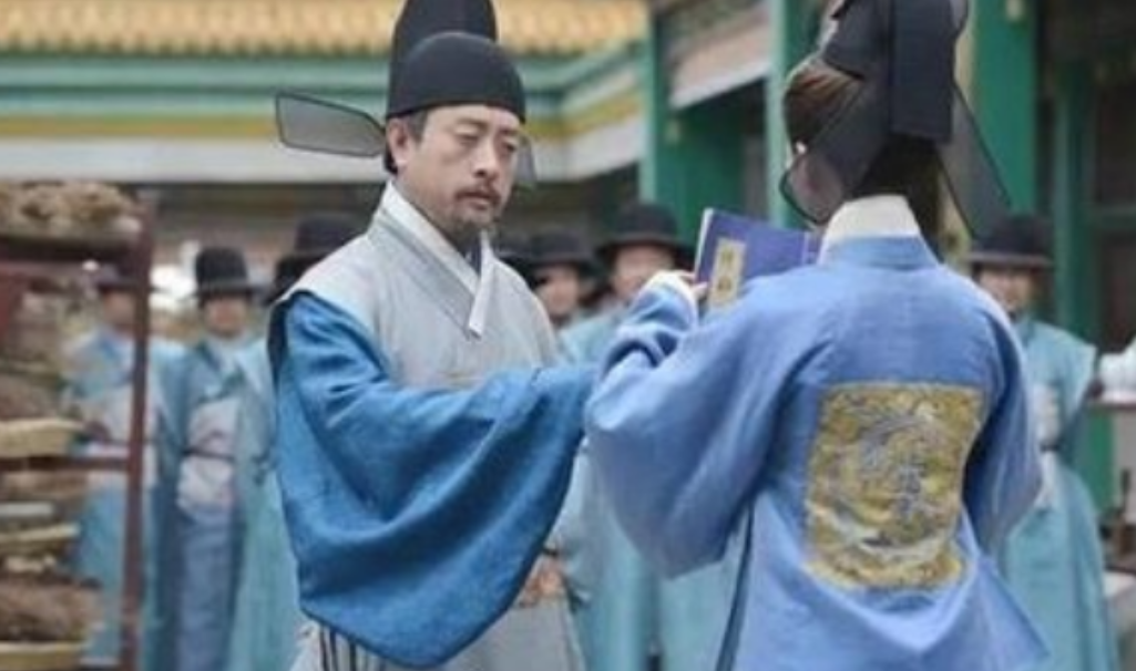 皇帝腹泻,让御医治病,御医说我先吃块西瓜,皇帝感叹:神医!