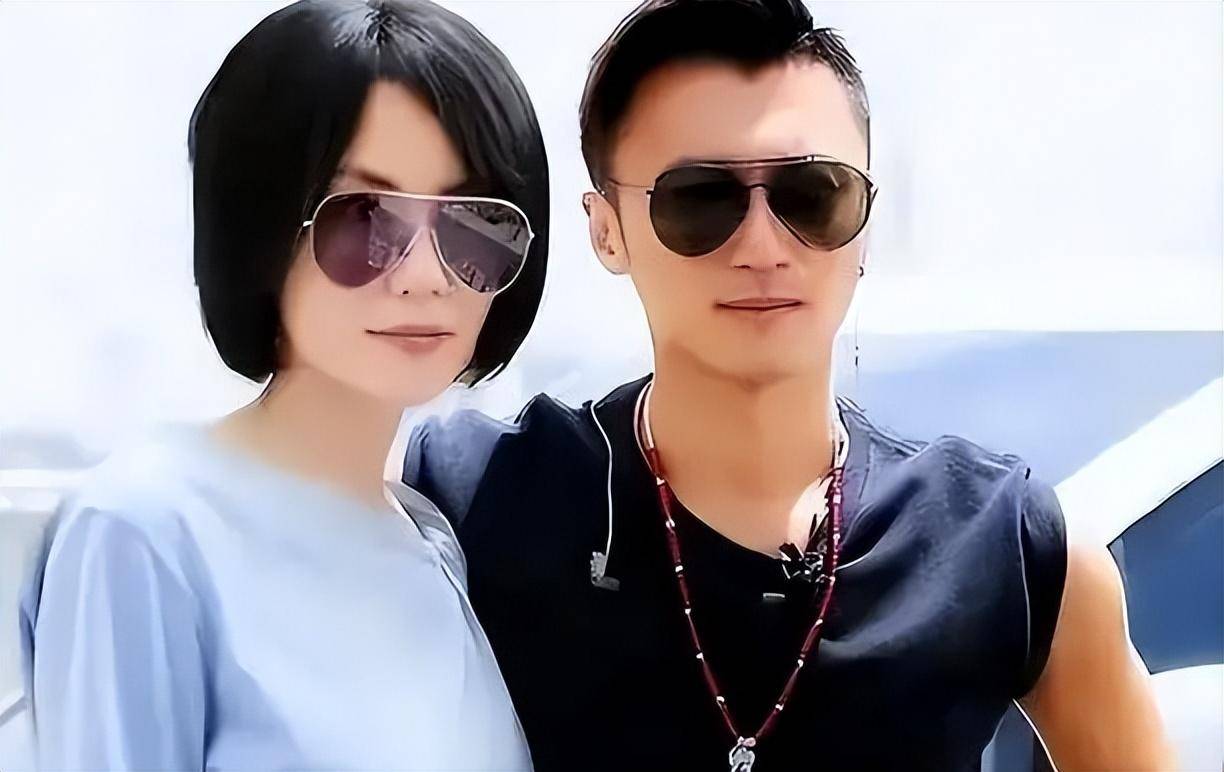 王菲谢霆锋回国路透照,包裹严实仍被粉丝认出,菲姐宠粉当场签名_北京