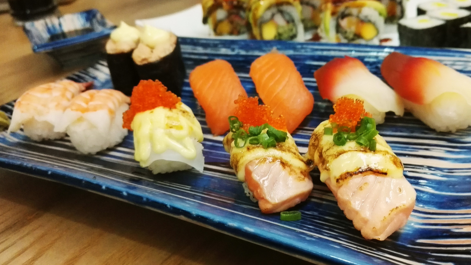 比如刺身,纯粹是生食,无过多烹饪,寿司也只是生鱼片加上一小坨米饭