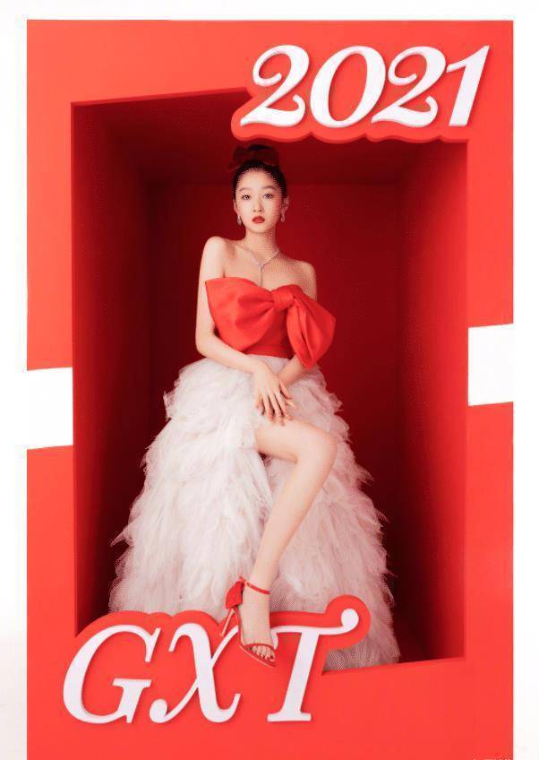 关晓彤为扮美,大胆挑战jk制服,复古发型油到发亮_look_时尚_白色