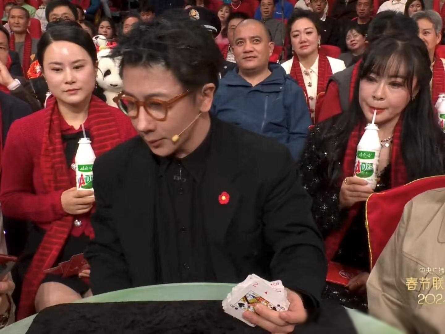 春晚在刘谦身后喝奶的女孩回应走红:刘谦的魔术没火,我火了_社会_焦点