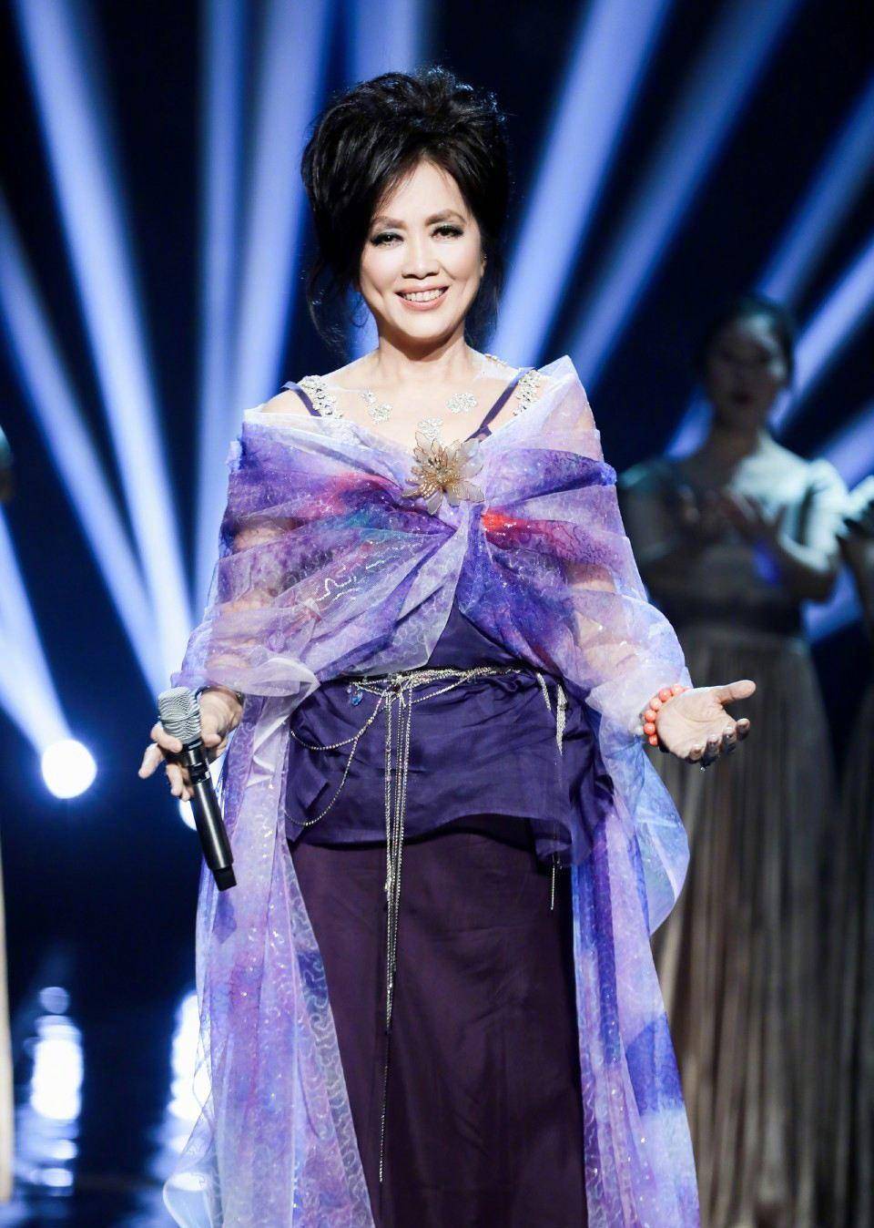 03而后她和恩师的弟弟李泰铭,在日复一日的相处中互生情愫,两人很快也