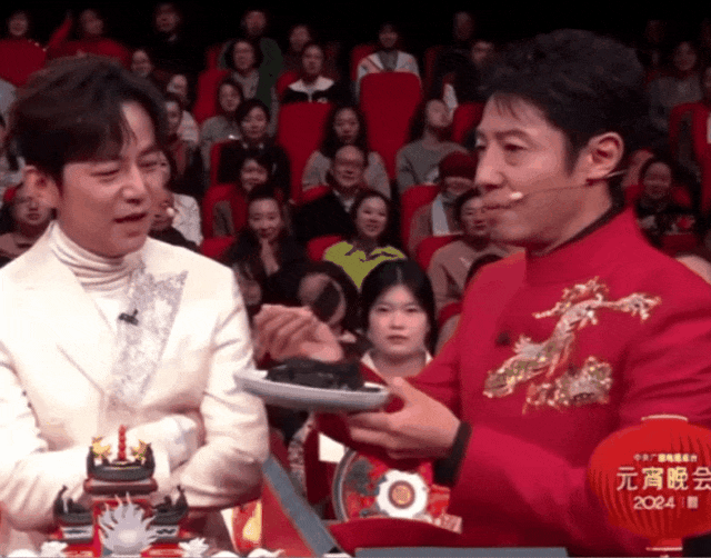 小尼圆回来了,"一姐"们笑得好努力_何炅_龙洋_黄磊