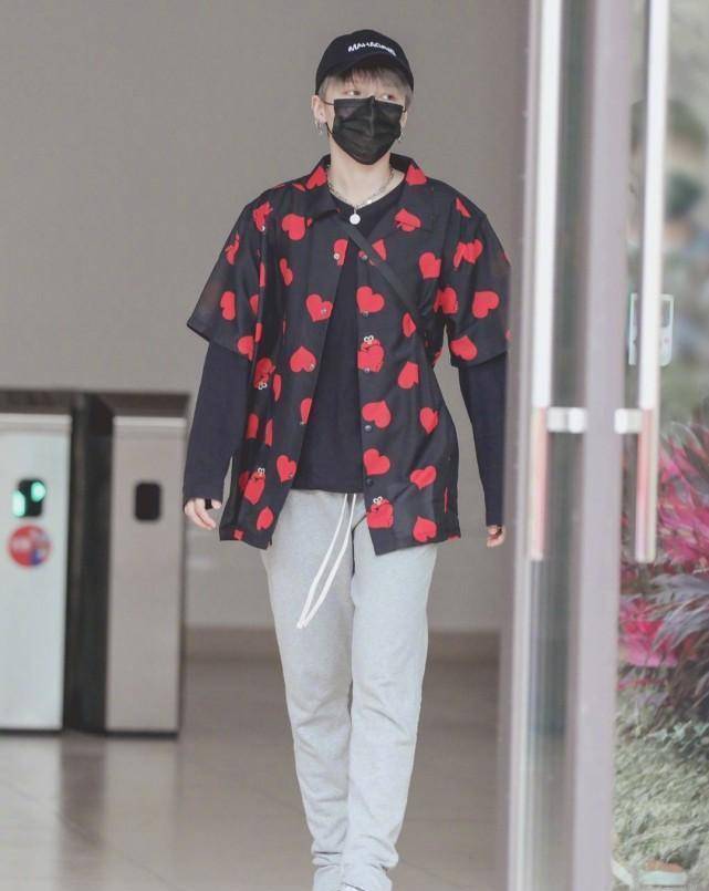 c位刘雨昕穿搭合集,令人心动不已_黑色_长裤_运动