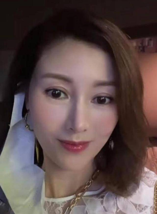 李嘉欣与老公初次约会照,巴黎铁塔亲密合照,她出道时便认识他