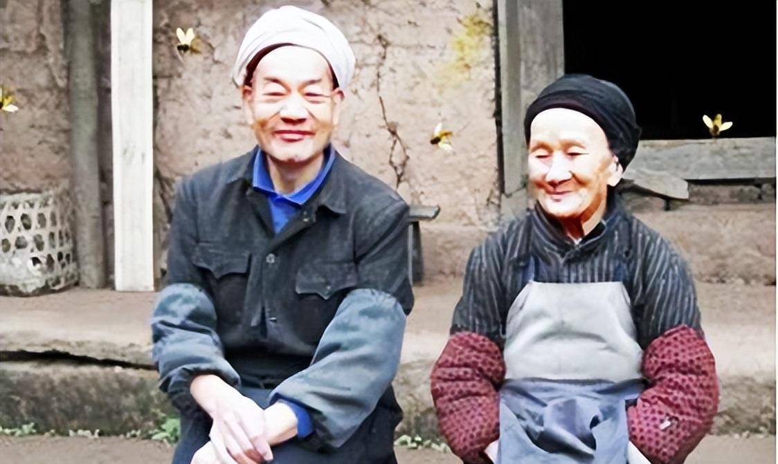 但同时,她也不想他们两个成为别人八卦的焦点,所以在刘国江依然嘻嘻