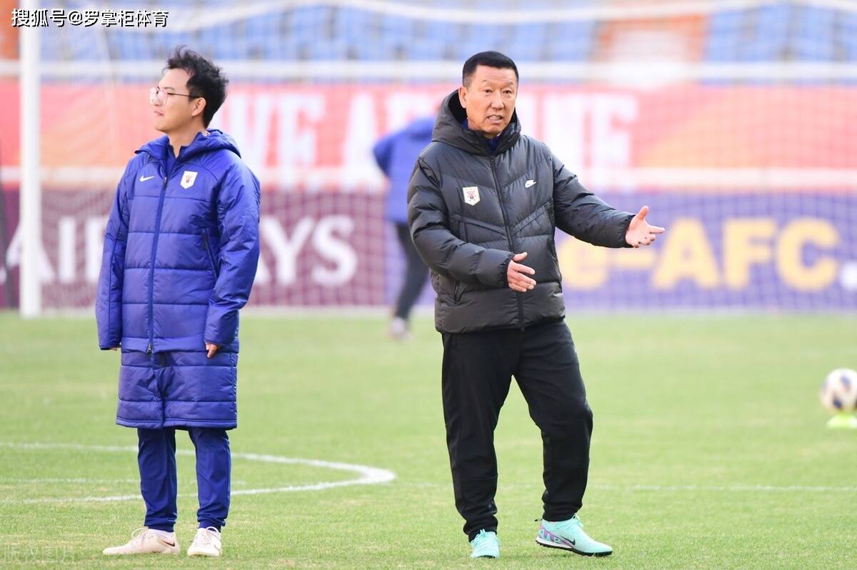 泰山队主帅崔康熙面对鲜花和掌声,他并没有骄傲自满.