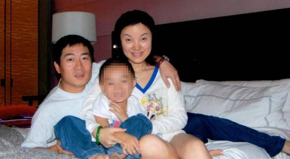 54岁歌手陈红近照大变脸,挣钱商演以为她落魄,没想到摇身变富婆_李军