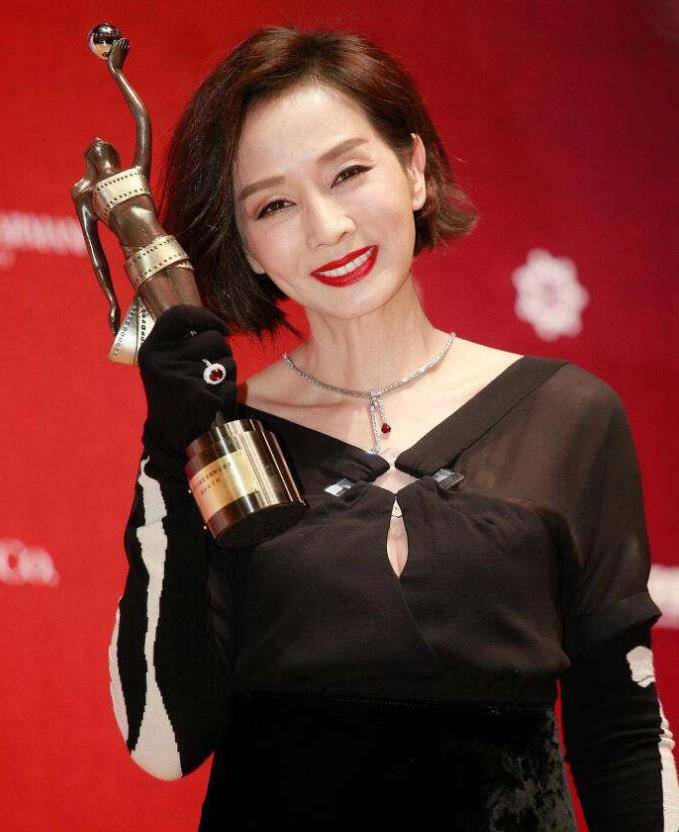 毛舜筠:17岁出道,拒绝张国荣求婚,现在过得如何_父母_事业_爱情