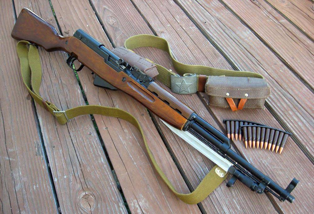 西蒙诺夫半自动步枪(sks)是第一款发射762×39mm弹药的军用枪械