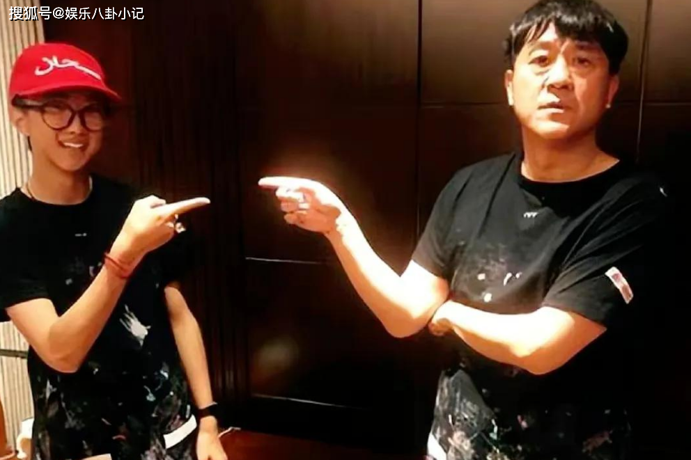 可能是遗传了妻子李海洋的颜值吧,不仅长相英俊,比何冰还帅,而且还