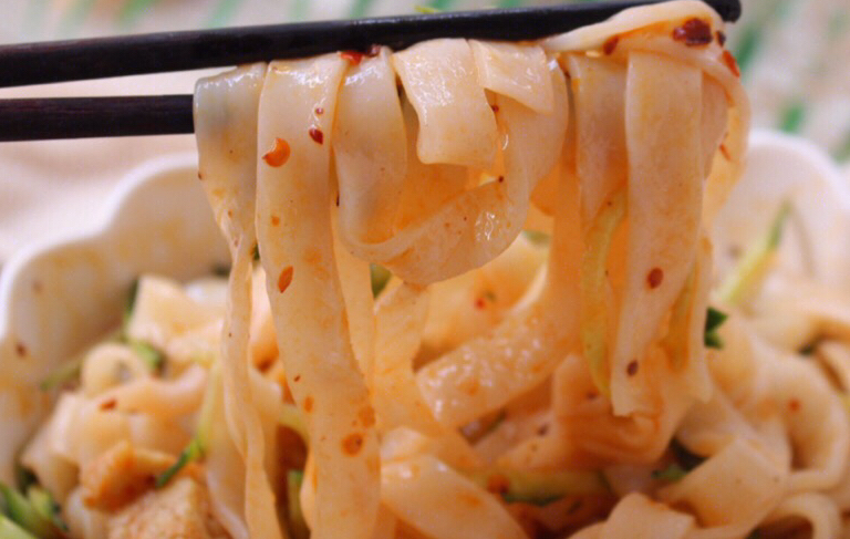 秒杀街边小吃摊,自制凉皮,筋道不断裂,好吃到爆,再也不用买了_面团_涂