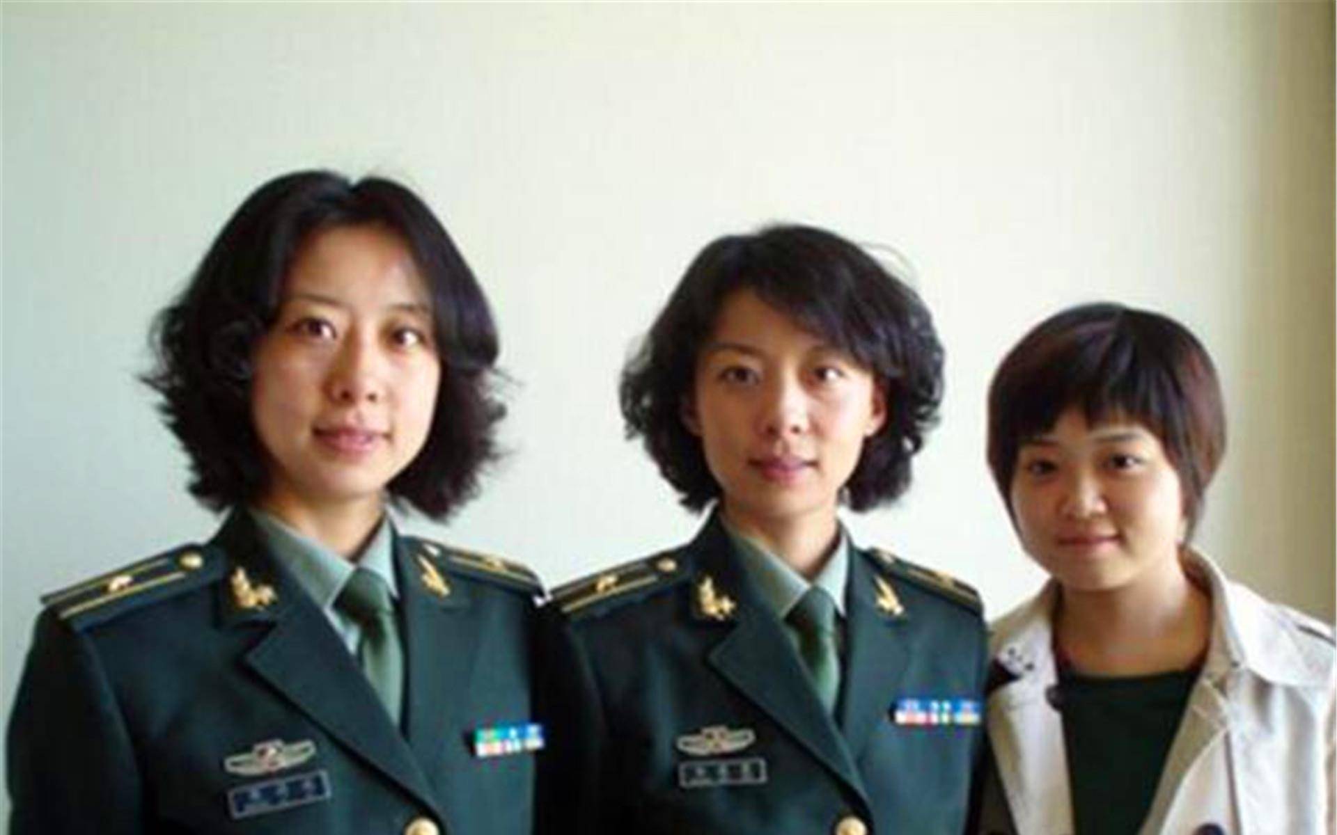 因阅兵走红,经纪公司给高薪求合作被拒,后怎样_生活_张薇薇_张莉莉