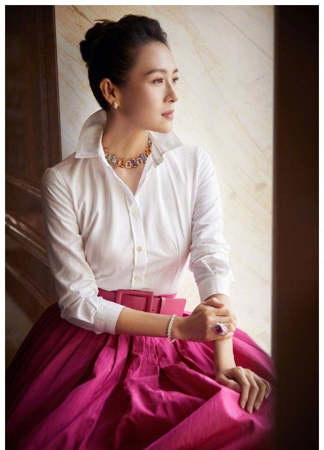 可以考虑和章子怡相同的玫粉色,或者是翡翠绿,湖水蓝,桃花粉等