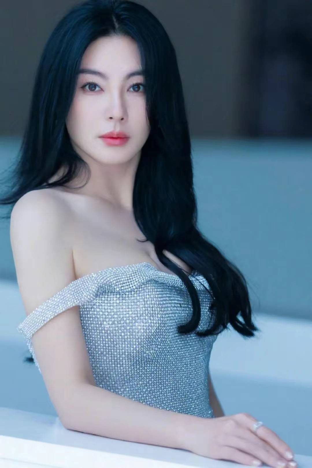 张雨绮真的好自信,穿"裹身裙"秀"沙漏身材",尽显熟女气质!
