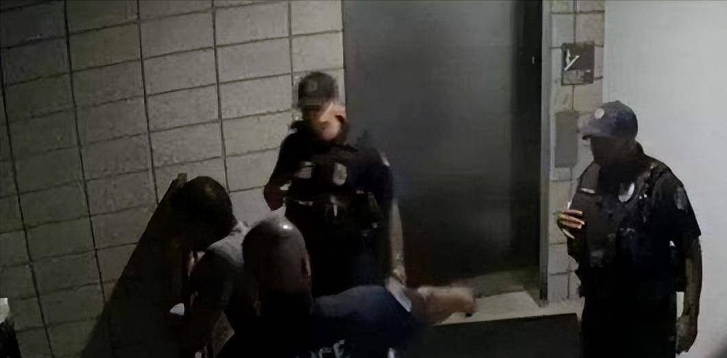 美国女老师侵犯男学生多年,致其功能出现障碍,法庭狡辩我被胁迫_男孩