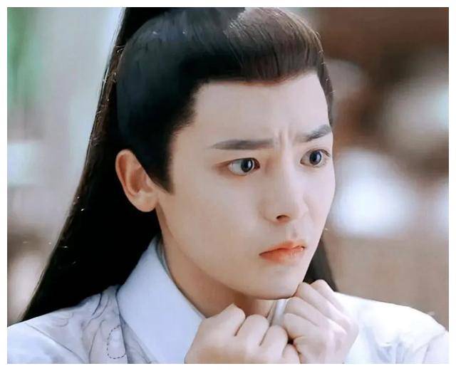 拥有着天使般的面孔和健硕的身材,侯明昊的男装可以既帅气又可爱,女装