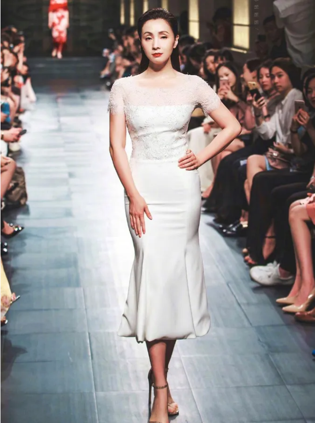 年轻时的陶虹真疯狂,穿"无痕裙"被郭晓东搂腰抱,不怕徐峥吃醋_形象