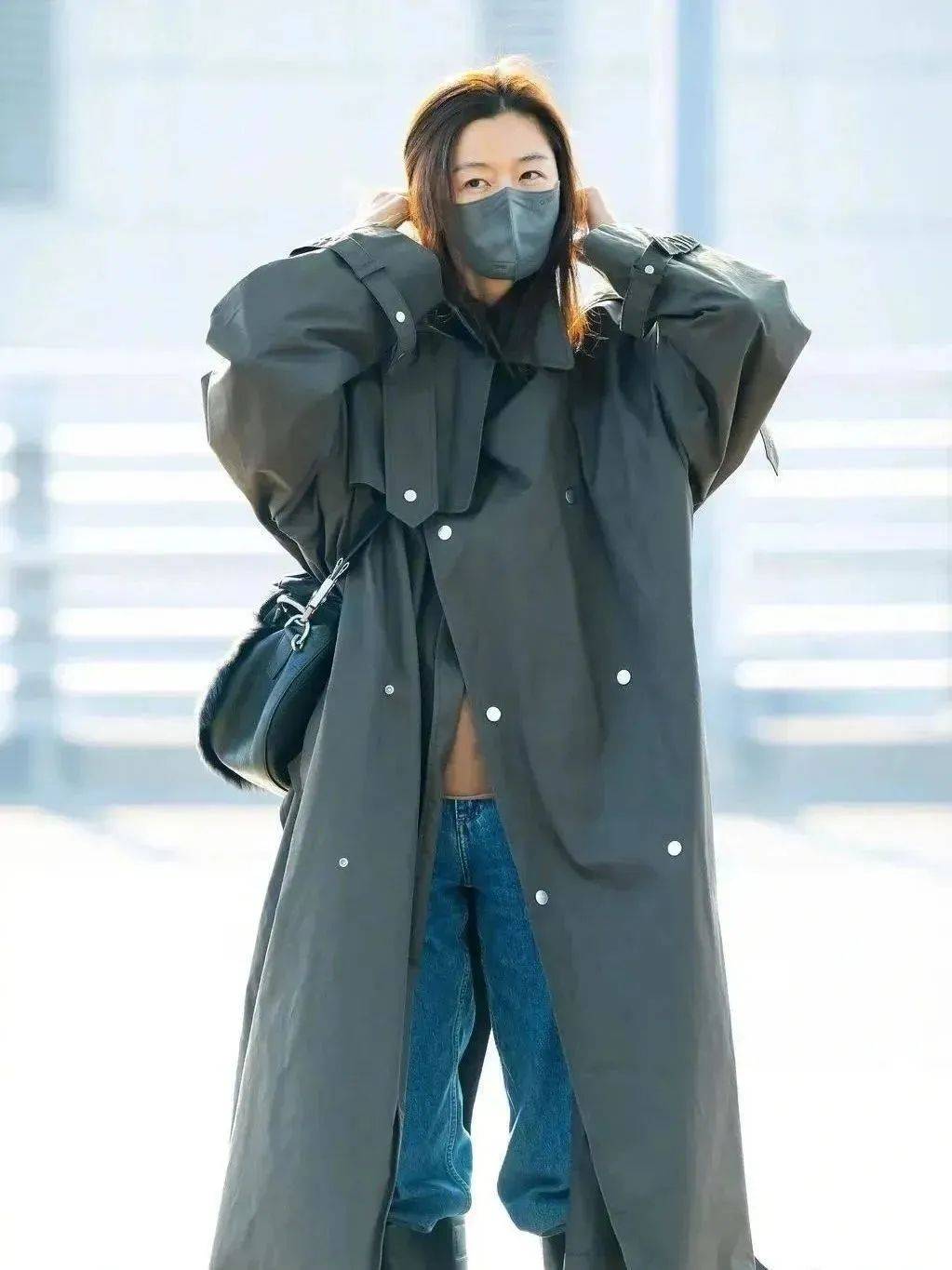 42岁全智贤和44岁汤唯亲密同框照,大约是这辈子最丑的时刻……_风衣