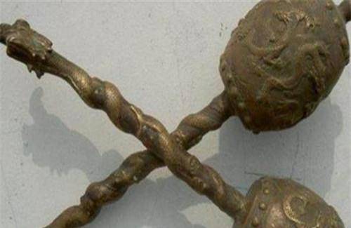 他拿李元霸双锤去鉴宝,引全场哄笑,专家鉴定后观众都笑不出来了_男子