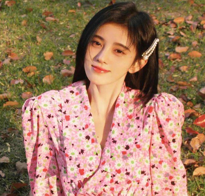 虞书欣鞠婧祎撞衫,同样穿短款碎花上衣,却是千金与网红既视感_气质