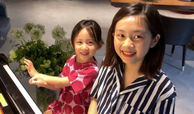 黄磊二女儿越长越精致,6岁能驾驭潮牌,多妹从小就是"睫毛精"