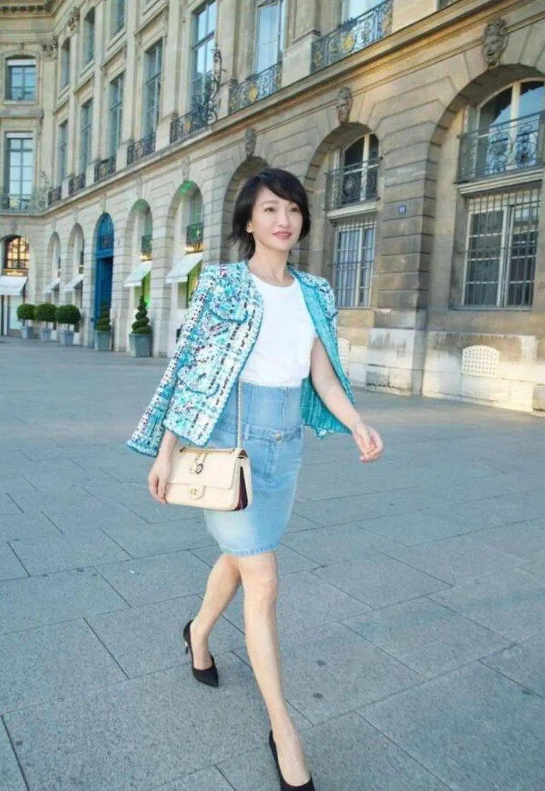 49岁周迅抱娃照曝光,她素颜穿妈妈装跟邻家大妈一样,沧桑却越看越舒服