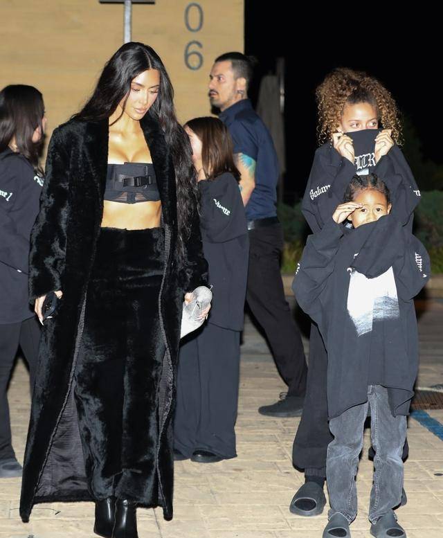 但他又丝袜套头了,小西北为老爸打歌_孩子_kanye_评论