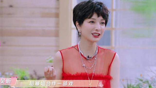 穿"中国红"蛋糕裙,涂大红唇,差点没认出来_工作_短发_观众