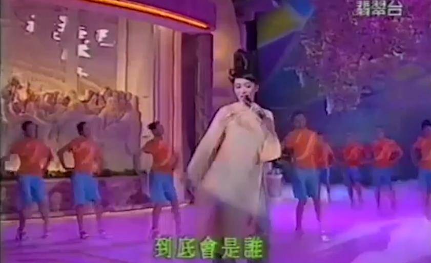香港回归前夜,梅艳芳在舞台上很享受,一连演唱了四首经典歌曲