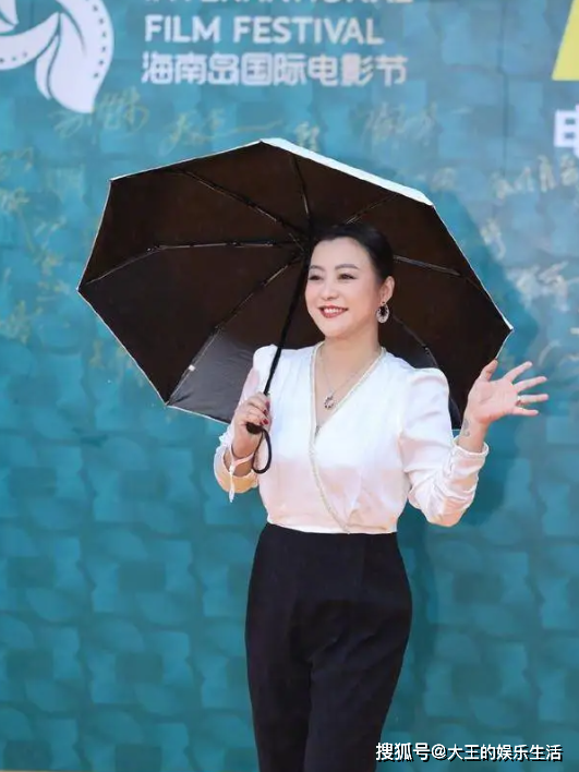 郝蕾怒斥曾志伟?从25岁一脱成名到与邓超相恋!如今沦为综艺演技咖!