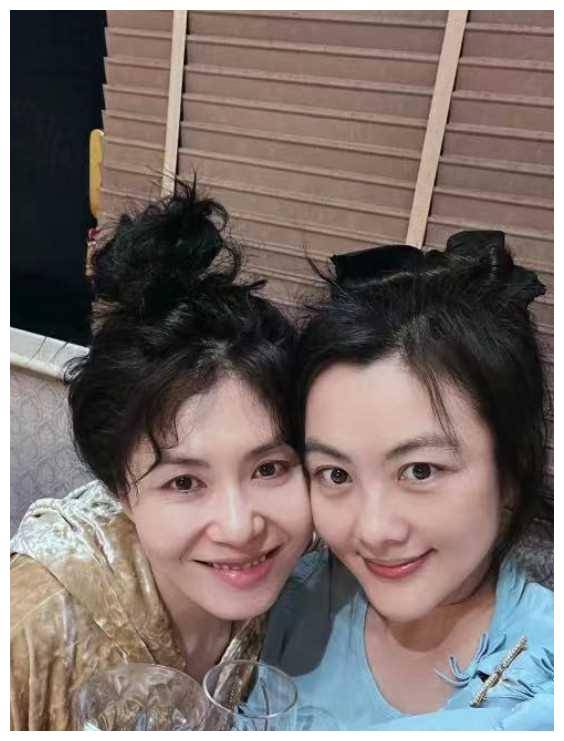 49岁李健秀恩爱!与妻子首次高清正脸曝光,笑容灿烂,惊艳亮相!