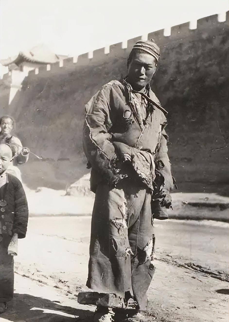 山东乞丐乞讨43年买235亩田并建豪宅后,挨家给穷人下跪,为何?