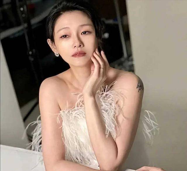 大s与具俊晔的合照流出,女方容光焕发瘦了不少,锁骨纹身很明显_生活