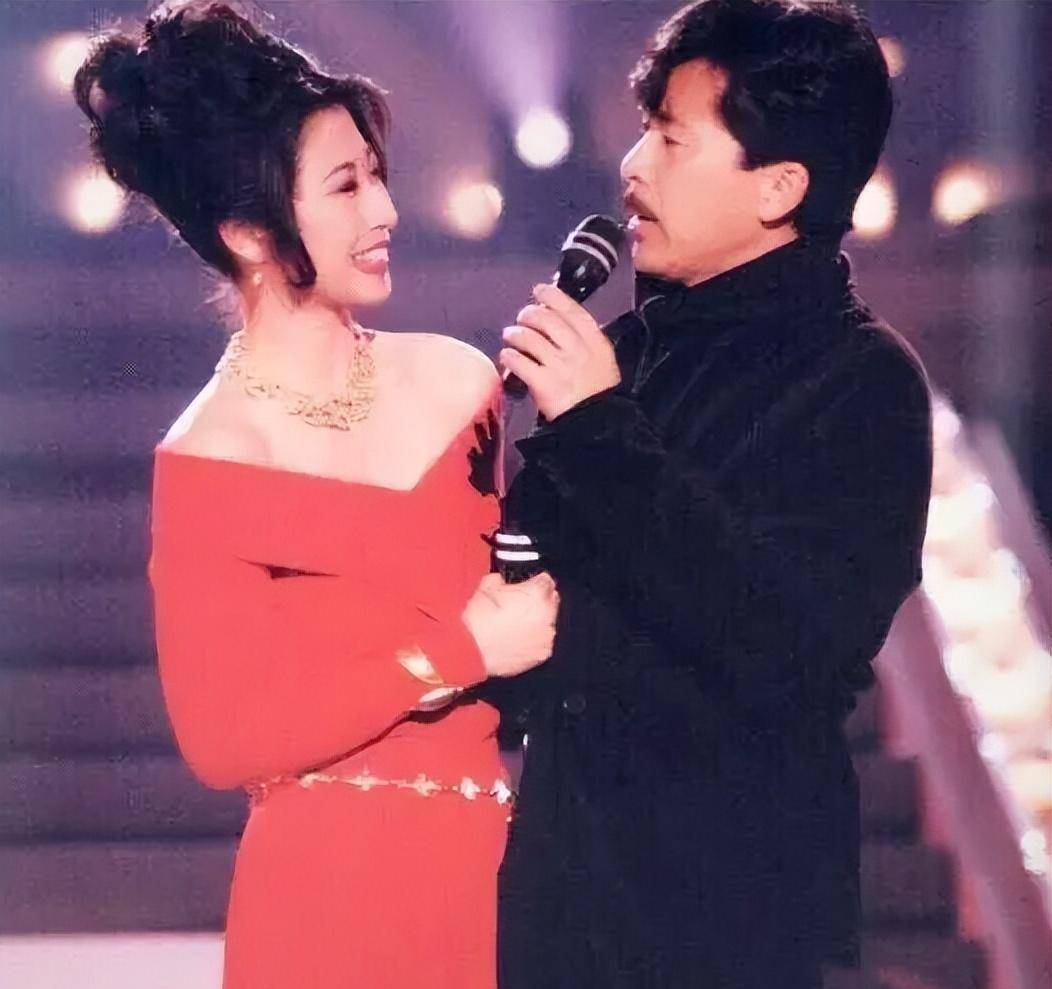 "一代天后"叶倩文曾与费翔高调秀恩爱,为何转身嫁大14岁的林子祥_母亲