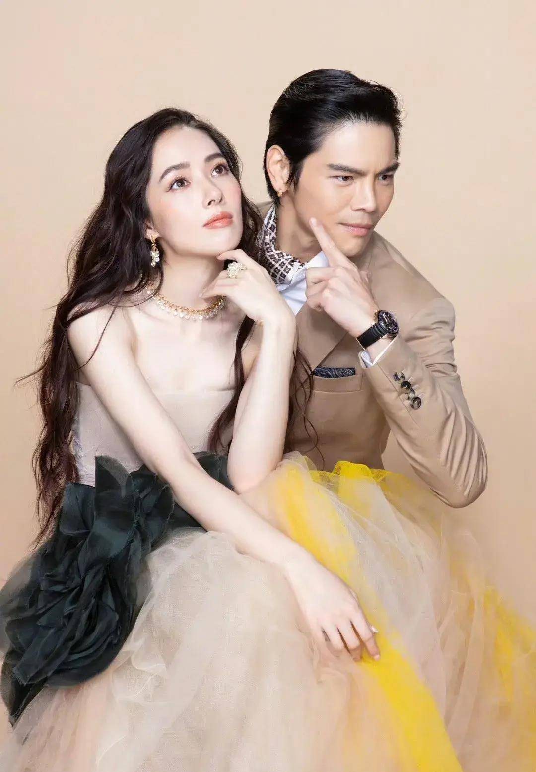 向佐带全家福上班,和郭碧婷坐地铁约会,网友:真尴尬,他好能装_桌子