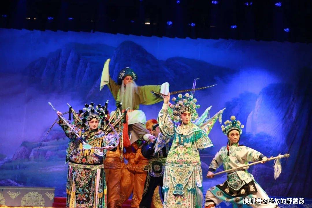 济源梨园名家戏曲演唱会:一尺水袖甩出嗔怒哀怨,一个大幕掩映天上人间