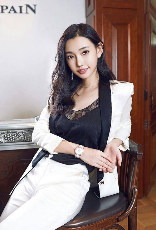 大二时被王晶发掘,三部影片狂揽26亿,如今她成为"最美晶女郎"_童菲_佟