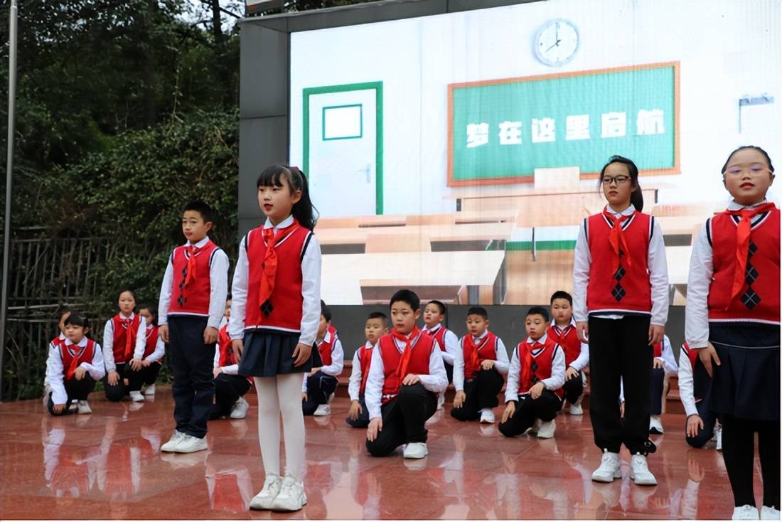 在"慧美少年志气昂,龙马精神向未来"的开学典礼上,师生,家长齐唱国歌