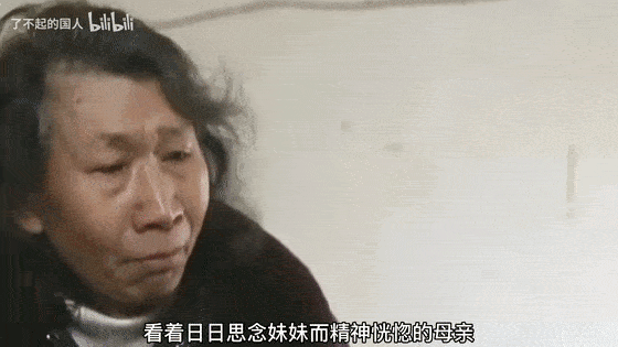 为搏母亲一笑,61岁大叔脱下男装换女装,街头卖艺感动众人_朱孟勋_尹佩