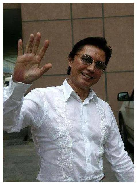 尊龙是一个真正的「孤勇者」,他背后一无所有,但他寻找到了自己内心的