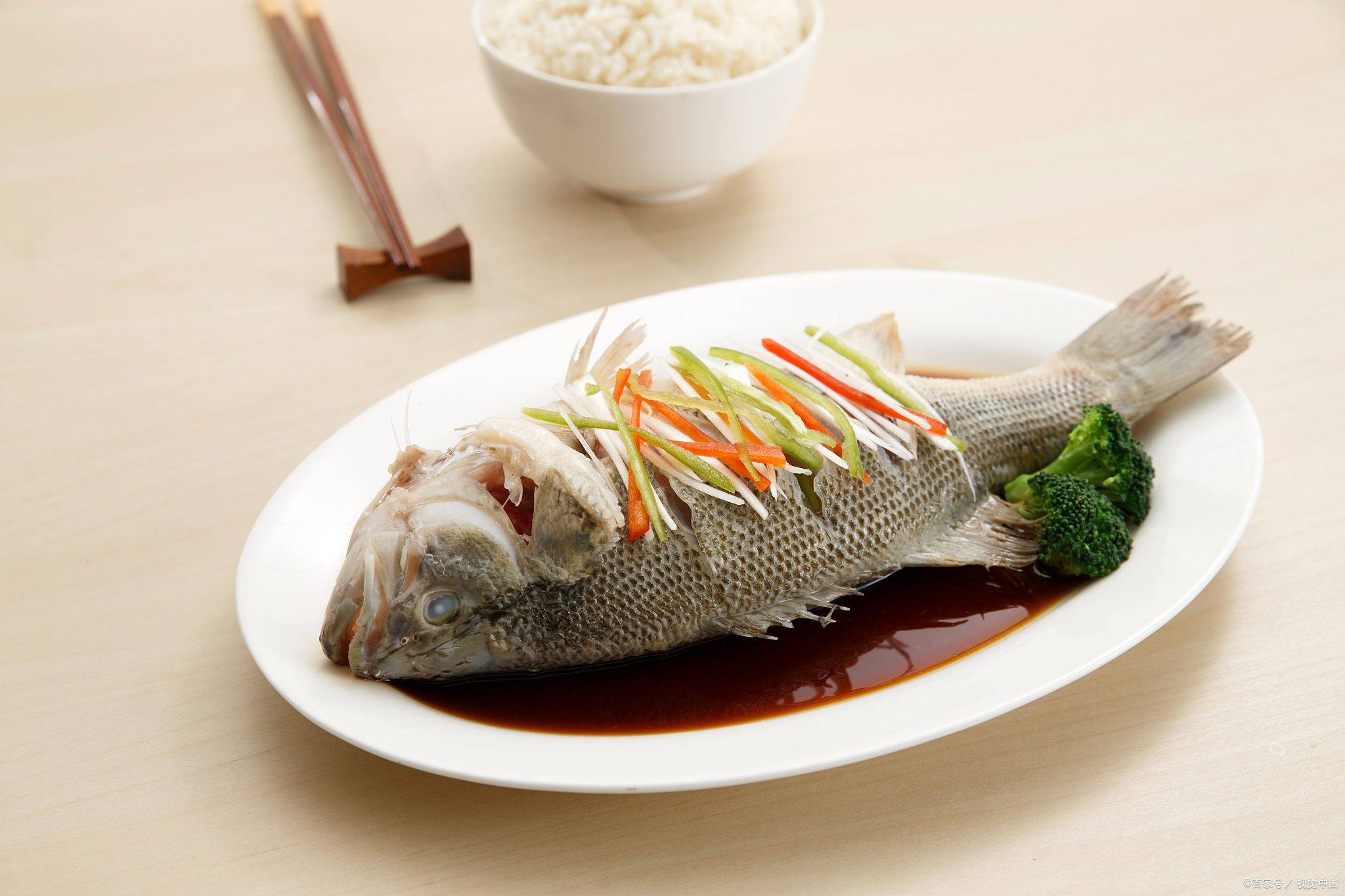 清蒸鲈鱼的营养价值鲈鱼是一种肉质细嫩,味道鲜美的淡水鱼类,富含优质