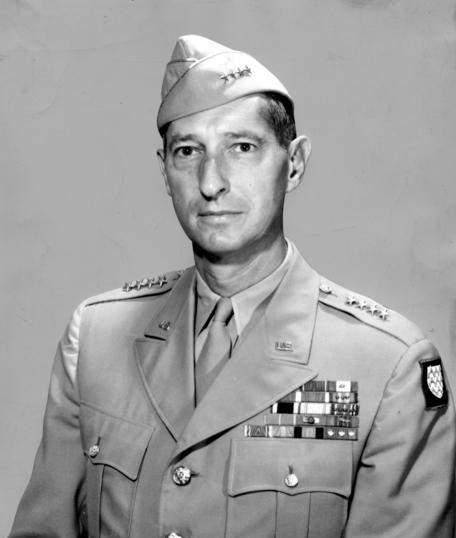 他1940年升中校,1941年被马歇尔调到陆军总部任主管作战的助理参谋长