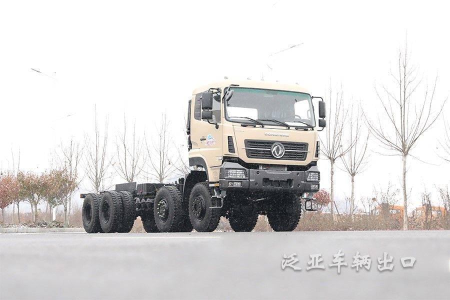 东风八驱8x8四桥450马力360升大油箱越野卡车底盘