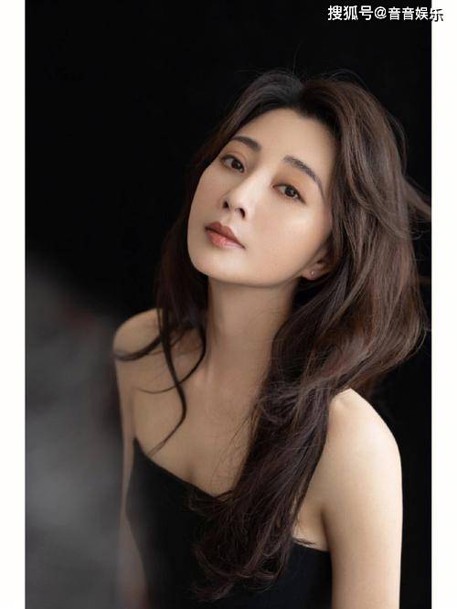 绝色人间水蜜桃——殷桃风姿妩媚引无数羡慕目光!_成为了_女神_气质