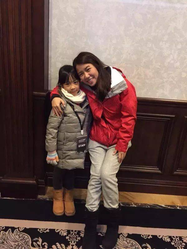 这是黎明与阿wing女儿小时候的样子,奶呼呼的像一个可爱的小汤圆,由于