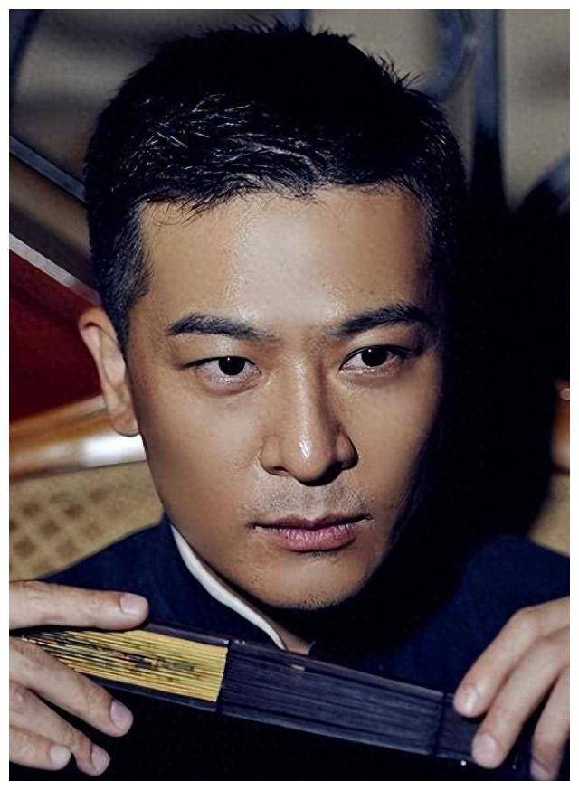 今天,我们要聚焦其中一个实力派男演员,他就是于毅.