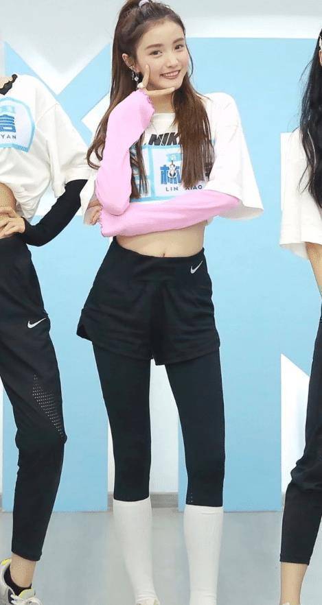 露出里面淡紫色长袖,将衣摆上拢露出纤细小腰