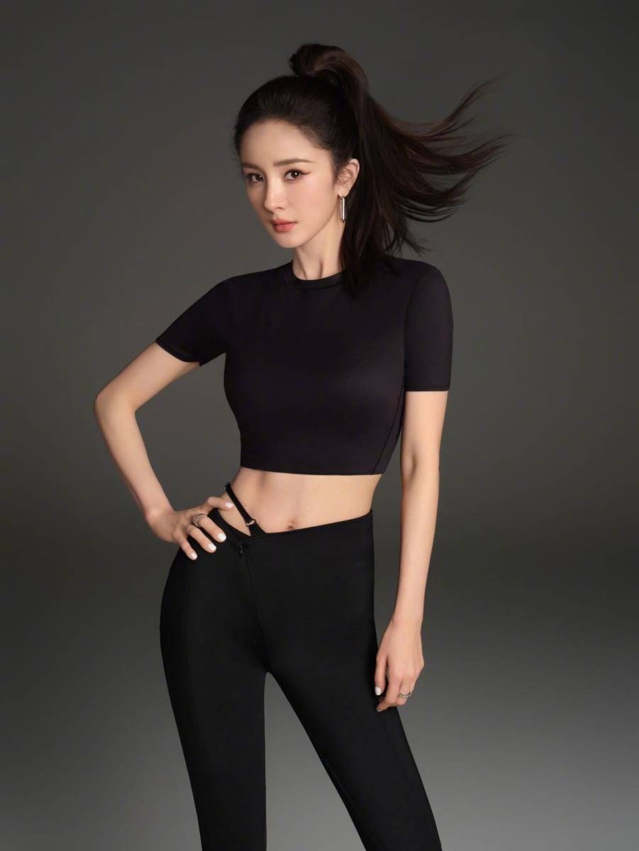 杨幂接上维多利亚的秘密,黑长直高马尾造型亮相_魅力_个性_时尚